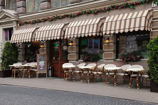 Kawiarni ulicy w starym mieście w Wilnie, Litwa. — Zdjęcie stockowe