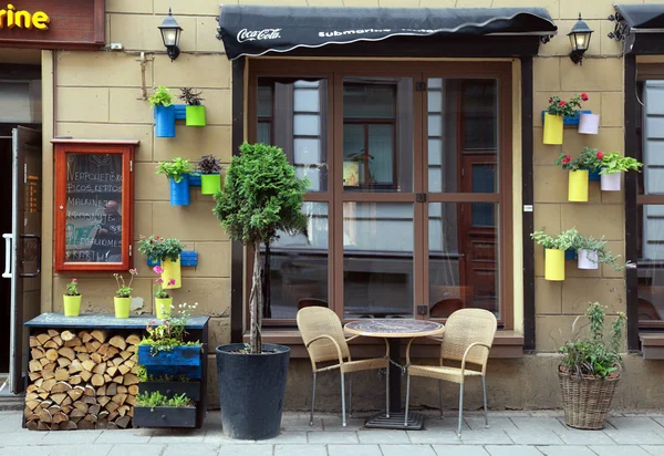 Vilnius, Litvanya eski kentte sokak Cafe. — Stok fotoğraf