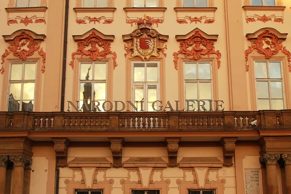 Sierlijke gevel van Golz-Kinsky Palace(National Gallery), Praag — Stockfoto