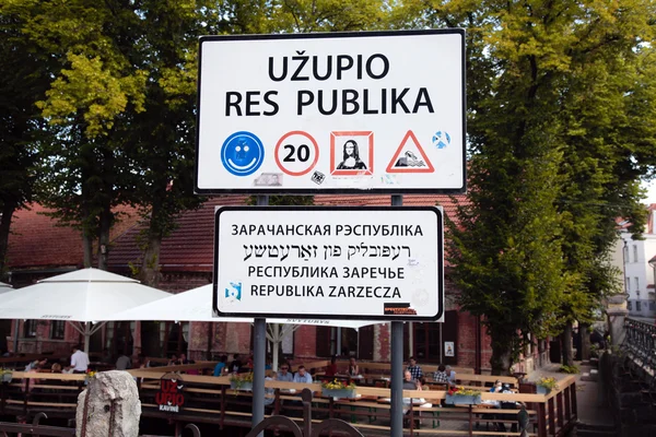 Señal de tráfico divertida en la república Uzupis en el casco antiguo, Vilnius, Lituano — Foto de Stock