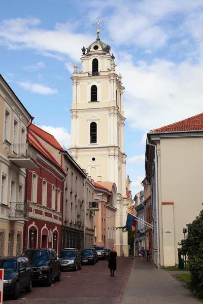 Ulice starego miasta i kościoła St John's w Uniwersytecie Wileńskim, Vil — Zdjęcie stockowe