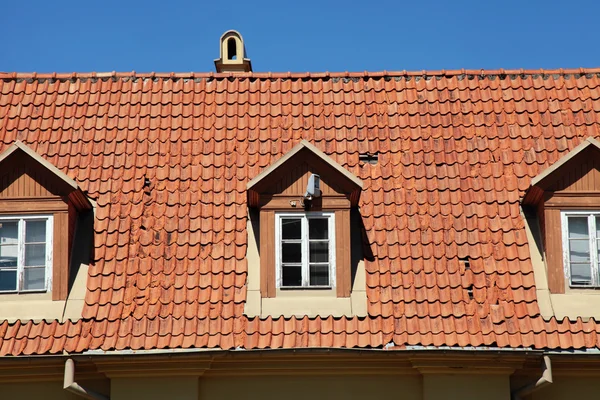 Retro rood pannendak van oud huis — Stockfoto