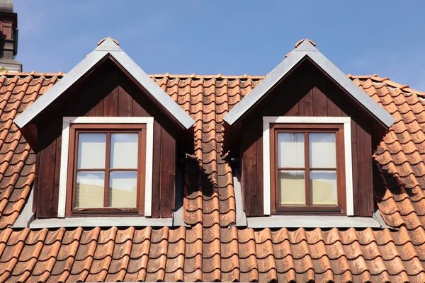 Pannendak en garret windows in oud huis — Stockfoto