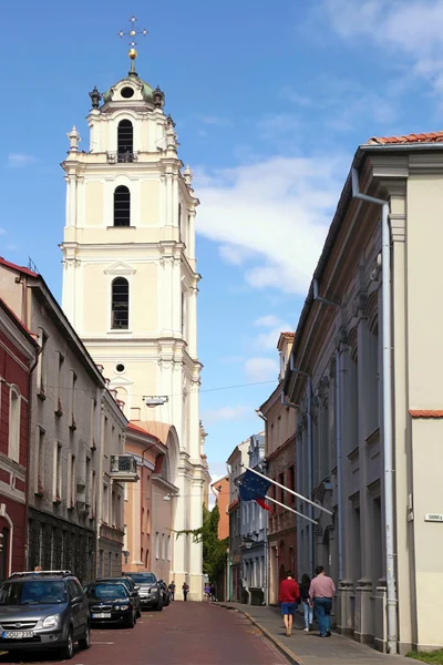 Old Town utcáin és a Vilniusi Egyetem, Vilniusz Szent János-templom — Stock Fotó