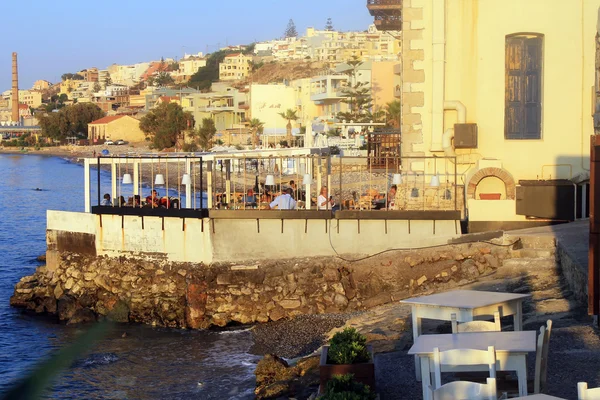 Mensen in traditionele Griekse taverne aan de zeekust, Kreta, Griekenland — Stockfoto