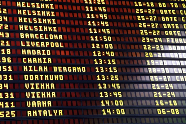 Flyg informationstavla i flygplatsterminalen — Stockfoto