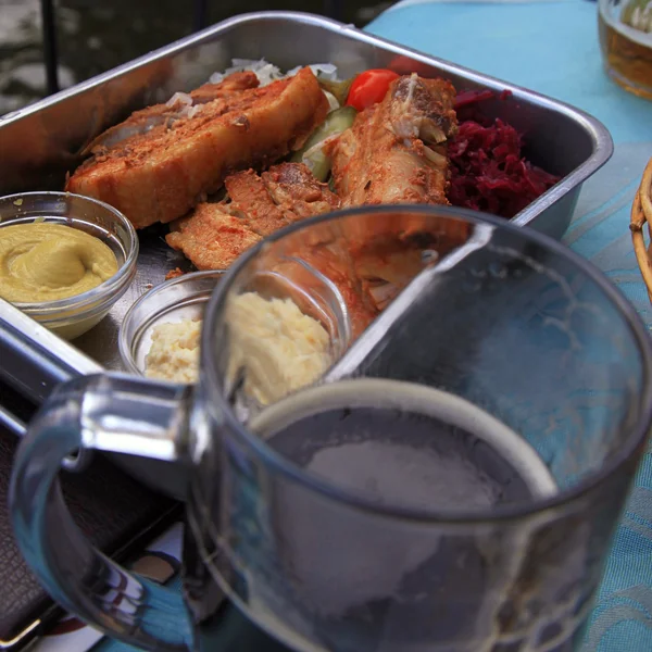 Geroosterde varkensribbetjes in een Tsjechisch restaurant, Praag — Stockfoto