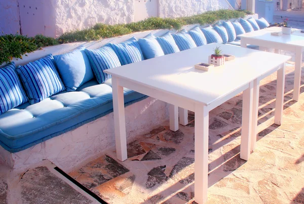 Hermosa terraza con sofá blanco, Creta, Grecia . — Foto de Stock