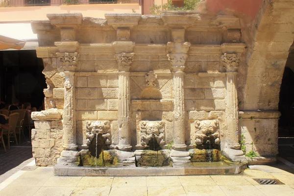 Oude Venetiaanse fontein in Rethymnon, Kreta, Griekenland — Stockfoto