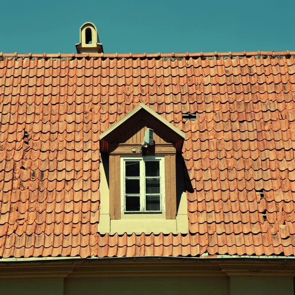 Retro rood pannendak van oud huis — Stockfoto