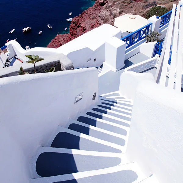 Bellissimi scalini bianchi e grigi e Mar Egeo a Oia, Santorini , — Foto Stock