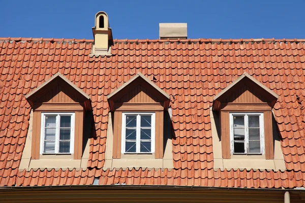 Tetto di piastrelle rosse della vecchia casa — Foto Stock