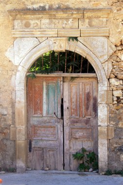 Eski yıpranmış kırık ahşap kapı, Yunanistan