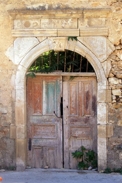 Old weathered quebrado porta de madeira, Grécia — Fotografia de Stock