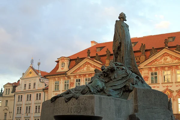 Old Town square and monument of Jan Hus in Prague, Czech Republi — Stock Photo, Image