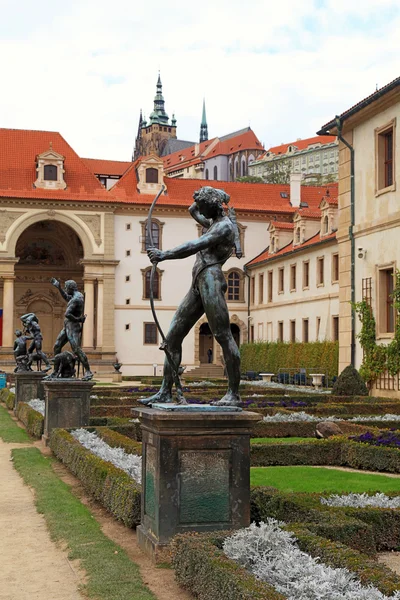 Sochy ve Valdštejnské zahradě, Praha, Česká republika. — Stock fotografie