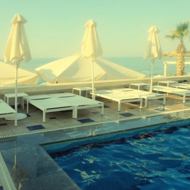 Yaz Resort yüzme havuzu yakın açık şezlong