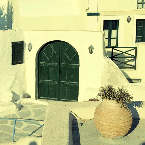 Hagyományos házak zöld ajtók Oia, Santorini-sziget — Stock Fotó