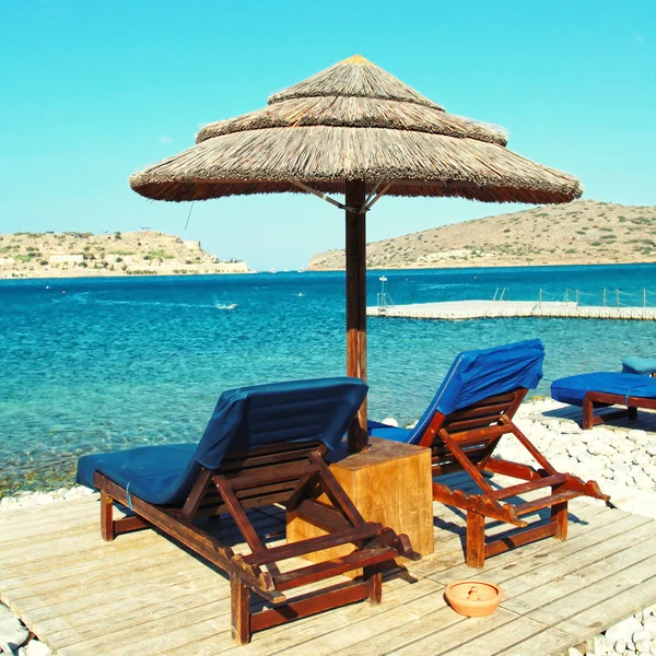 Two lounge chairs with sun umbrella on a beach — Stock Photo, Image