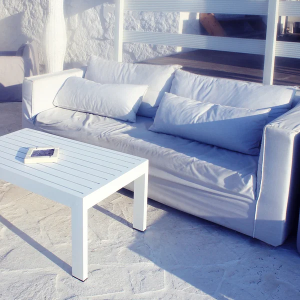 Όμορφη χαλαρώσετε βεράντα με λευκό καναπέ, Κρήτη, Ελλάδα. — Φωτογραφία Αρχείου