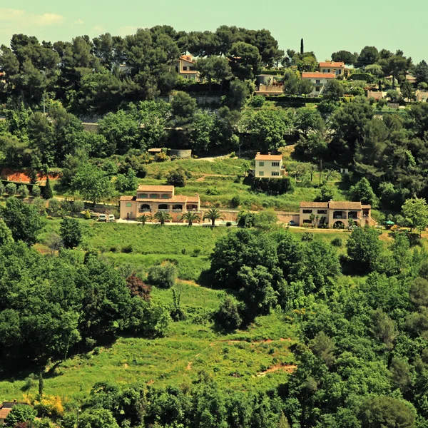 プロヴァンスの緑の丘と邸宅の美しい景色, フランス — ストック写真