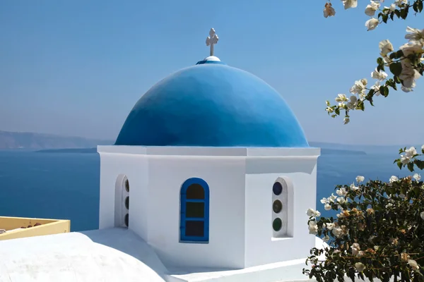 Igreja ortodoxa branca com cúpula azul, ilha de Santorini, Grécia . — Fotografia de Stock