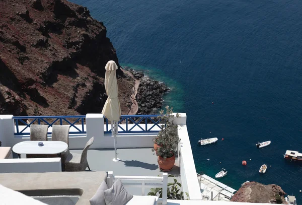 Terraza del complejo griego y el mar Egeo en Oia, isla de Santorini, Gr —  Fotos de Stock