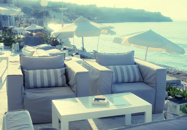 Belo terraço relaxante com poltronas na costa do mar, Grete, Gree — Fotografia de Stock