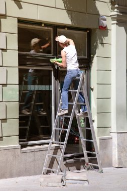 Pencere temizleyici çalışma merdiven