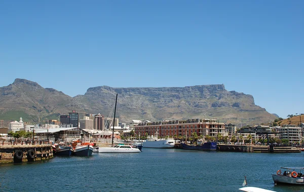 Barcos de recreio, centro da cidade e Montanha da Mesa na Cidade do Cabo, Sout — Fotografia de Stock