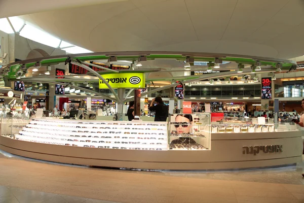 Negozio di occhiali da sole nel terminal dell'aeroporto internazionale Ben Gurion — Foto Stock