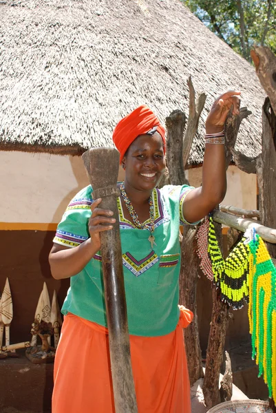 Piękna czarna kobieta w kulturalnych wioski Lesedi, Republika Południowej Afryki. — Zdjęcie stockowe
