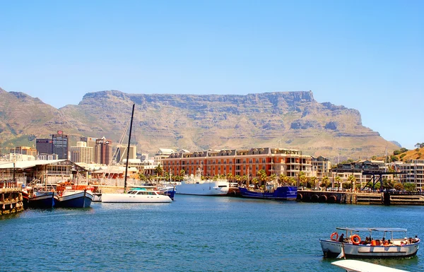 Recreation boats, downtown and Table Mountain in Cape Town, Sout — Stock Photo, Image