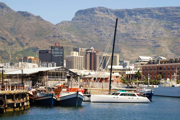 Victoria and Alfred Waterfront, skyscrapers and Table Mountain,Cape Town, South Africa — Stock Photo, Image