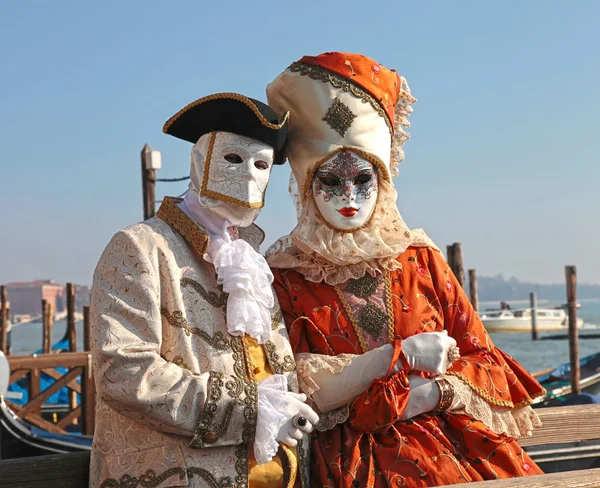 Gekostumeerde mensen in Venetiaans masker tijdens het carnaval van Venetië in Venic — Stockfoto