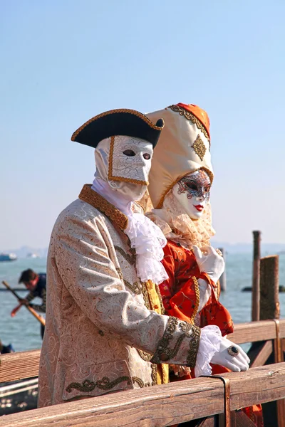 Pessoas não identificadas em máscara veneziana, Carnaval de Veneza, Itália — Fotografia de Stock