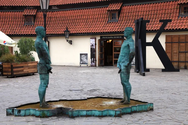 Brunnen pinkelt Männer in der Nähe von Kafka-Museum in Prag — Stockfoto