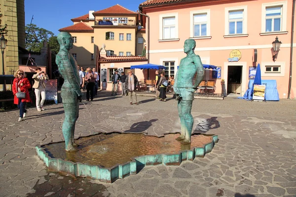 Fontána močení mužů poblíž Kafka muzeum v Praze — Stock fotografie