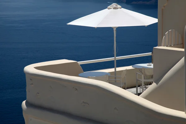 Guarda-chuva branco na casa balcão resort e mar Egeu, Santorini — Fotografia de Stock