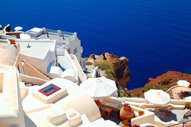 Beyaz Teras köyleri ve deniz, Oia, Santorini Island, Yunanistan.