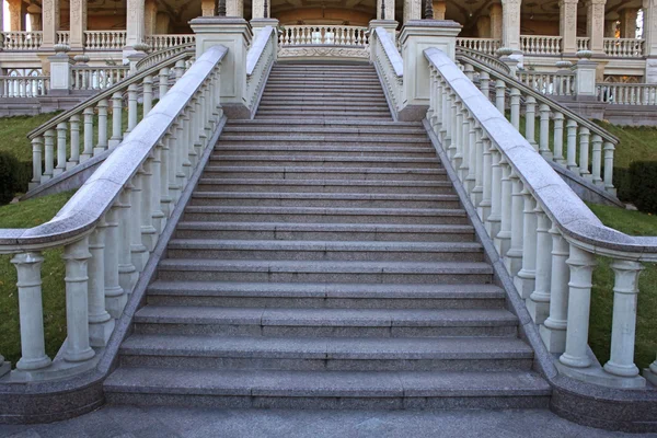 Vacker klassisk herrgård trappa i parken — Stockfoto