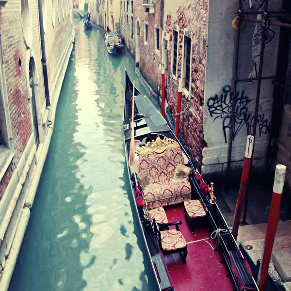 Góndola típica en el estrecho canal veneciano, Venecia, Italia . —  Fotos de Stock