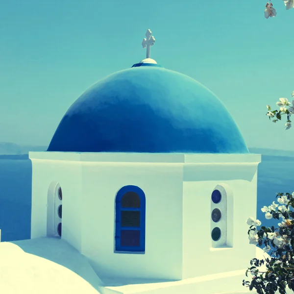 Vit ortodoxa kyrkan med blå kupol, Santorini island, Grekland. — Stockfoto