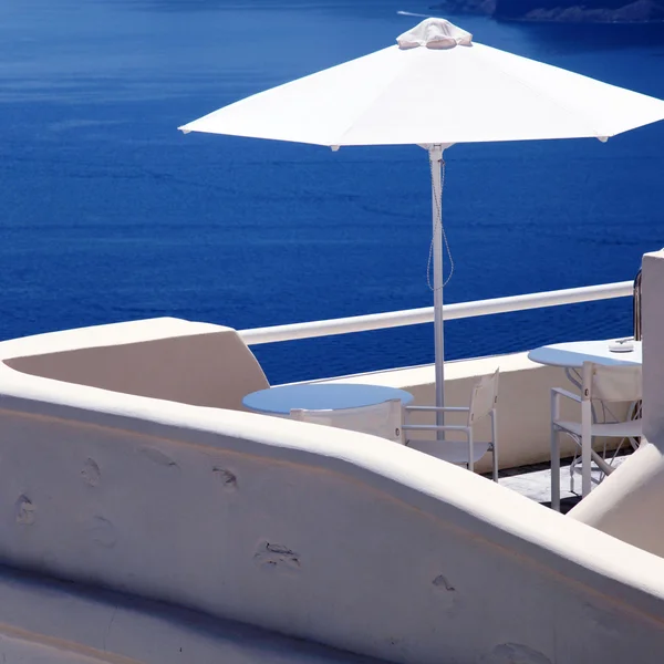 Parapluie blanc sur balcon maison de villégiature et mer Égée, Santorin — Photo