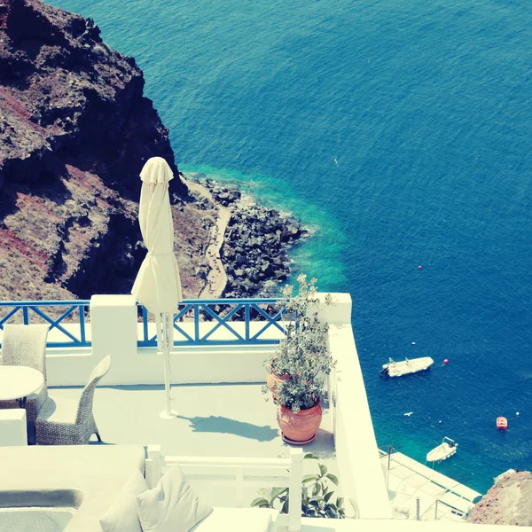 Terraza del complejo griego y el mar Egeo en Oia, isla de Santorini, Gr —  Fotos de Stock