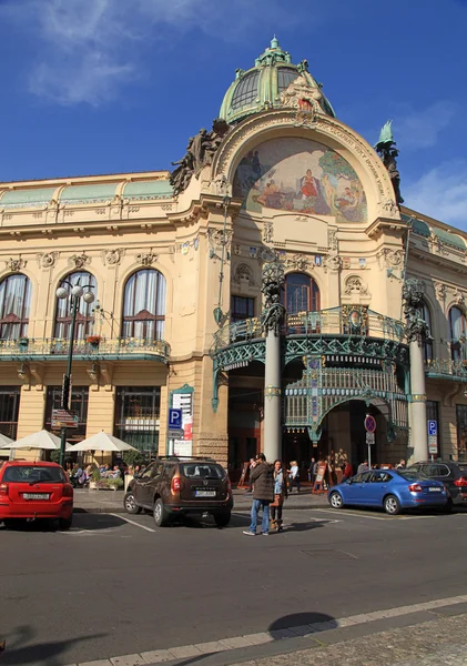 Lidé kolem Obecní dům, secesní budova, Praha, Česká republika. — Stock fotografie