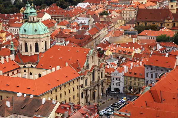 Prague Old Town Panoraması ile kırmızı çatılar, Çek Cumhuriyeti. — Stok fotoğraf