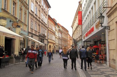 Turistler walk ın güzel tarihi kent sokakları Prag, Çek Cumhuriyeti