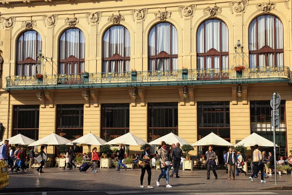 Touristen gehen in der Nähe des Gemeindehauses, Jugendstilgebäude, Prag — Stockfoto