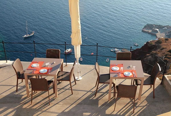 Café im Freien auf der Terrasse über der Meeresküste, Santorini, Griechenland — Stockfoto